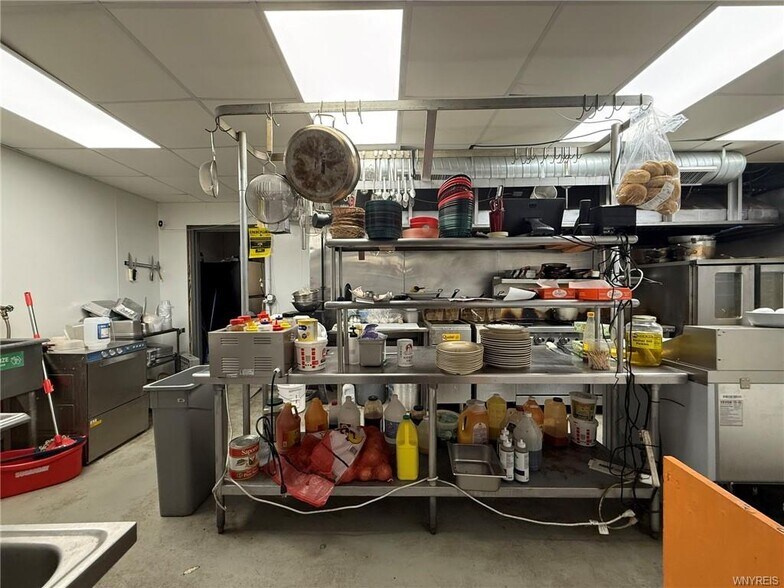 More Photos Of 1701 Pine Ave, Niagara Falls Restaurant For Sale