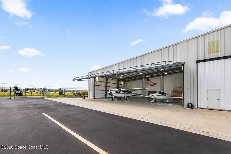 More Photos Of 805 Tower Access Rd, Melbourne Airplane Hangar For Sale