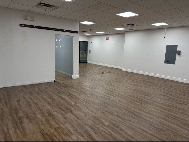 More Photos Of 7858 Turkey Lake Rd, Orlando Storefront Retail Office For Lease