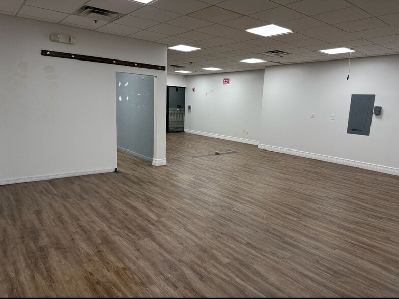 More Photos Of 7858 Turkey Lake Rd, Orlando Storefront Retail Office For Lease