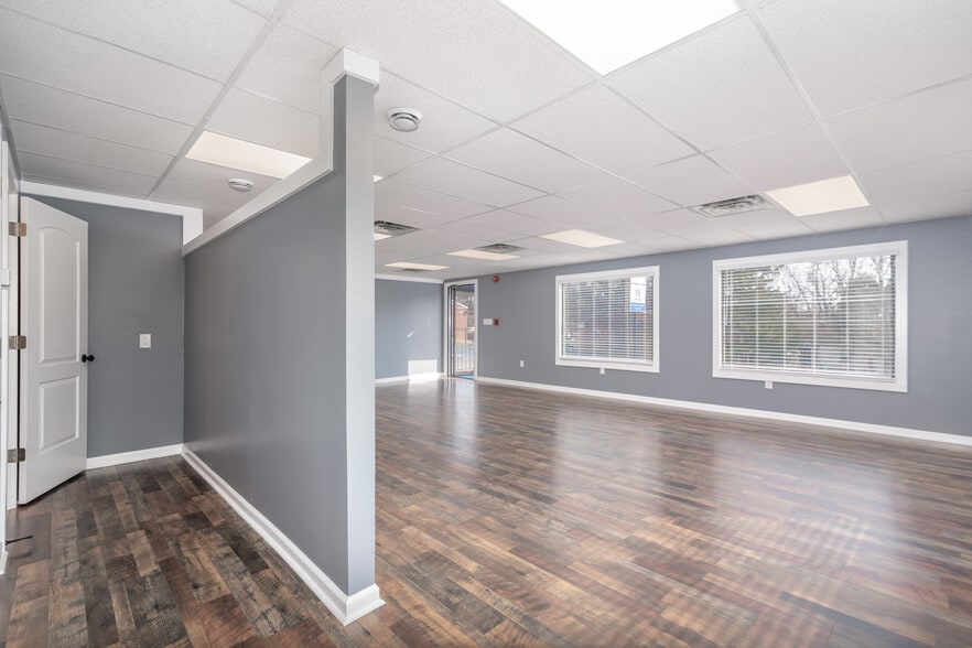 More Photos Of 238 Moon Clinton Rd, Coraopolis General Retail For Lease