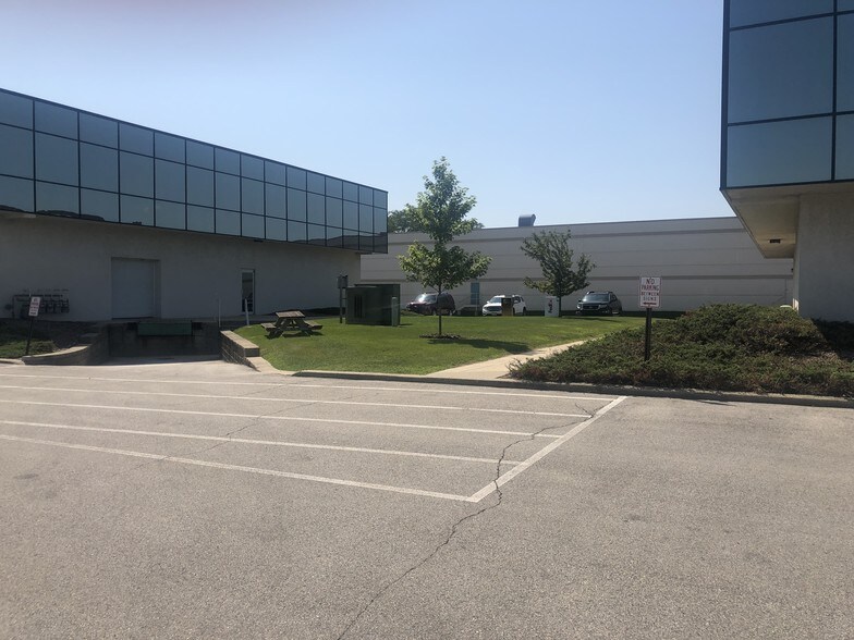 More Photos Of 555 S Industrial Dr, Hartland Office For Lease