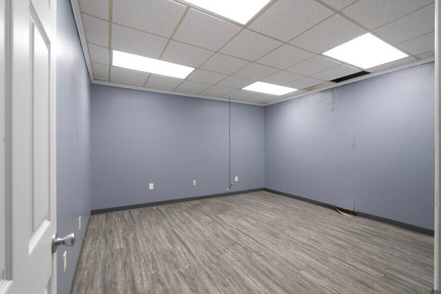 More Photos Of 300-305 S Grant Ave, Odessa Warehouse For Sale
