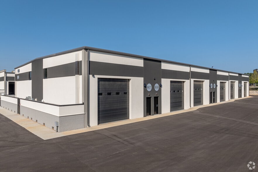 More Photos Of 4365 South Lee St, Buford Showroom For Lease