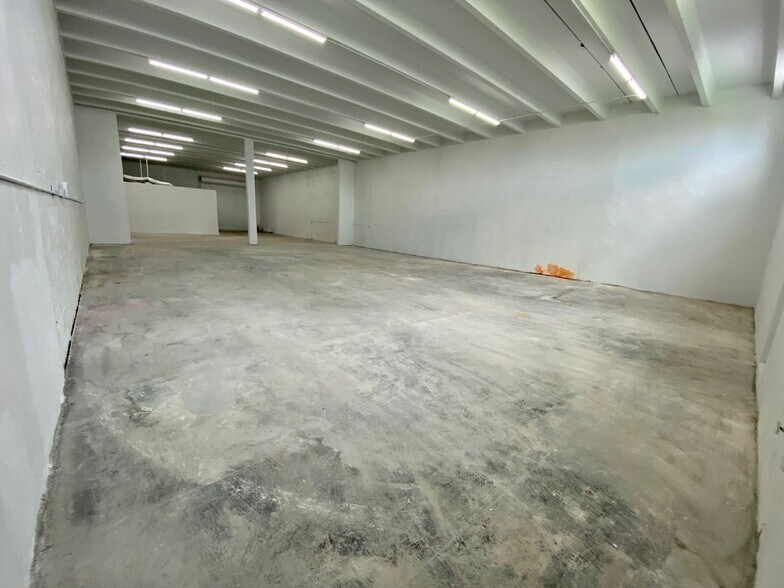More Photos Of 242 W 21st St, Hialeah Warehouse For Lease