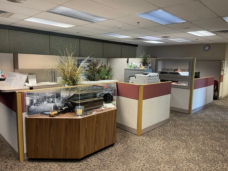 More Photos Of 1706 Governor Rd, Marshalltown Office For Sale