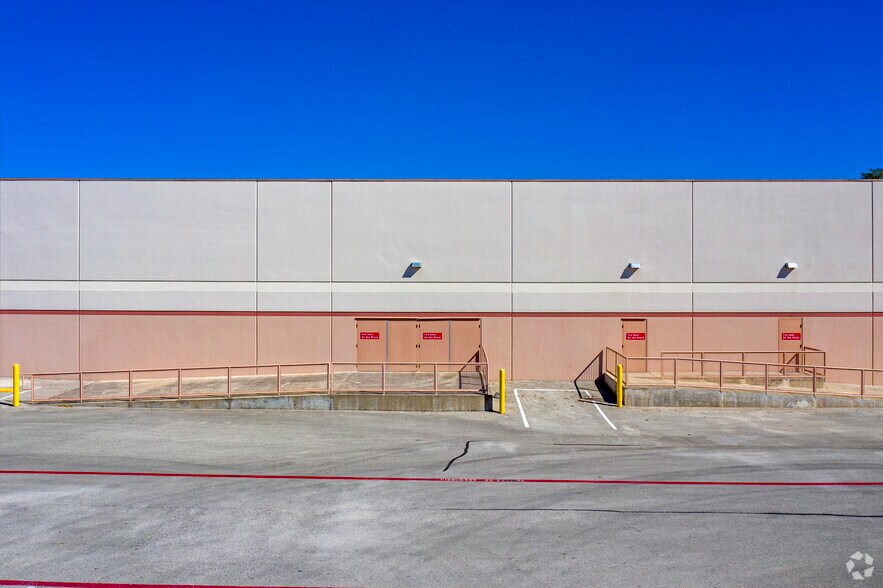 More Photos Of 11309-11323 Bandera Rd, San Antonio Unknown For Lease