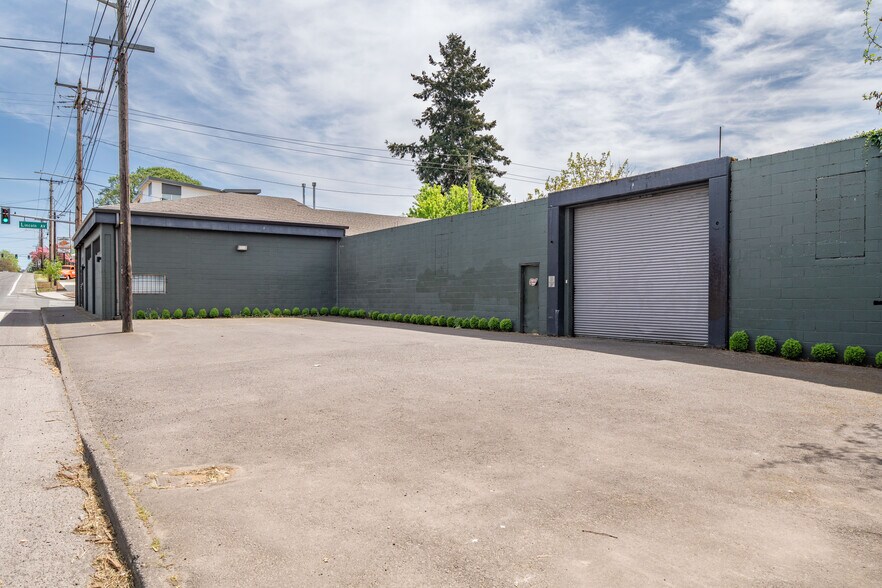 More Photos Of 1201 W Fourth Plain Blvd, Vancouver Flex For Sale