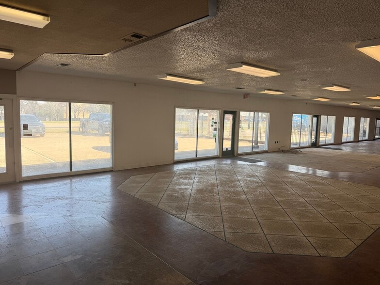 More Photos Of 3644 W Pioneer Pky, Pantego General Retail For Sale