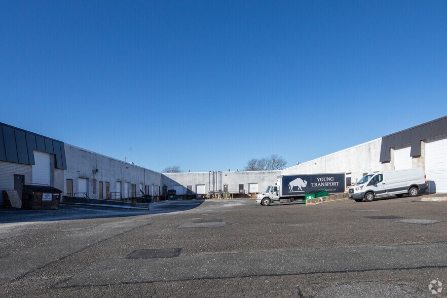 More Photos Of 170 Wilbur Pl, Bohemia Warehouse For Lease