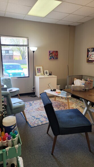 More Photos Of 500 S Polk St, Greenwood Showroom For Lease