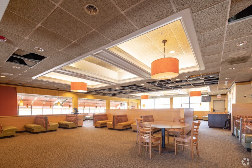 More Photos Of 1195 S Milwaukee Ave, Libertyville Restaurant For Lease