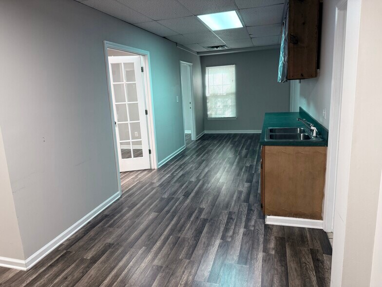 More Photos Of 1910 Garden Springs Dr, Lexington Office For Lease