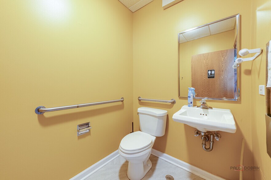 More Photos Of 1017-1019 W Park Ave, Libertyville Medical For Sale