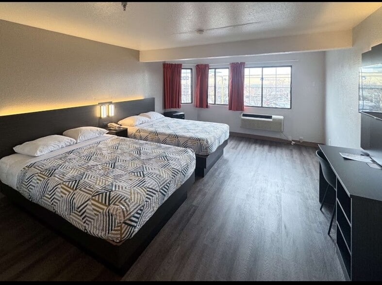 More Photos Of 1535 W Milwaukee Ave, Glenview Hotel For Sale