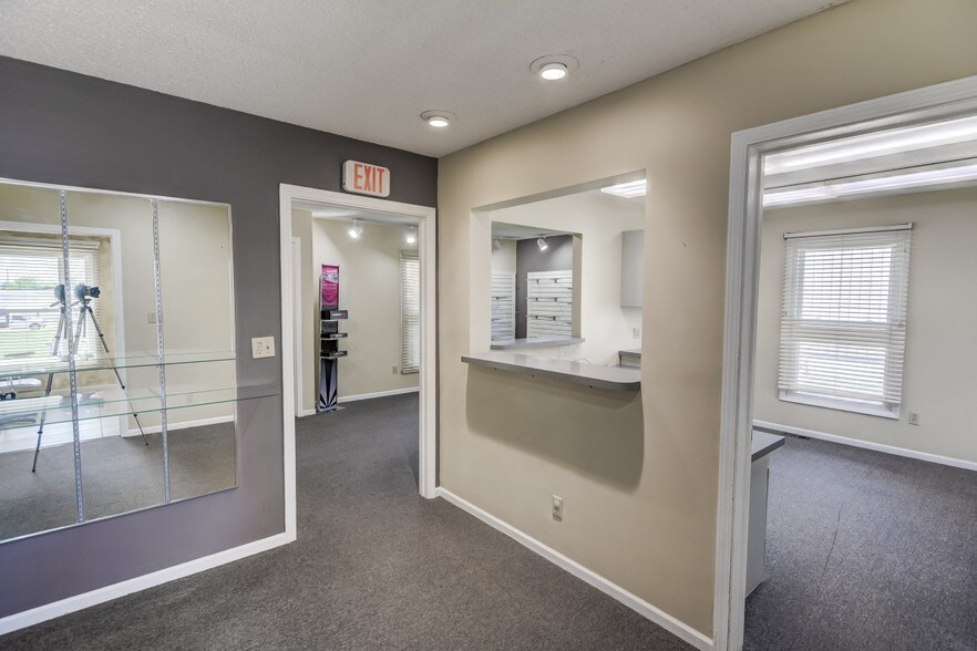 More Photos Of 3130 N Woodford St, Decatur General Retail For Sale