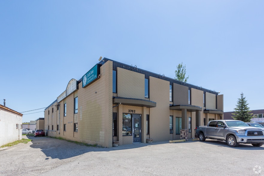 More Photos Of 520 36 Av NE, Calgary Showroom For Lease