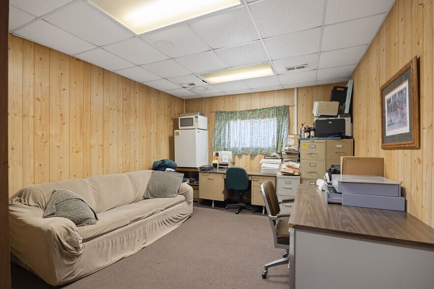 More Photos Of 1302 W US Highway 71, Savannah Industrial For Sale