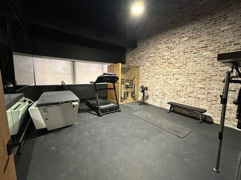 More Photos Of 10595 Westoffice Dr, Houston Light Distribution For Sale