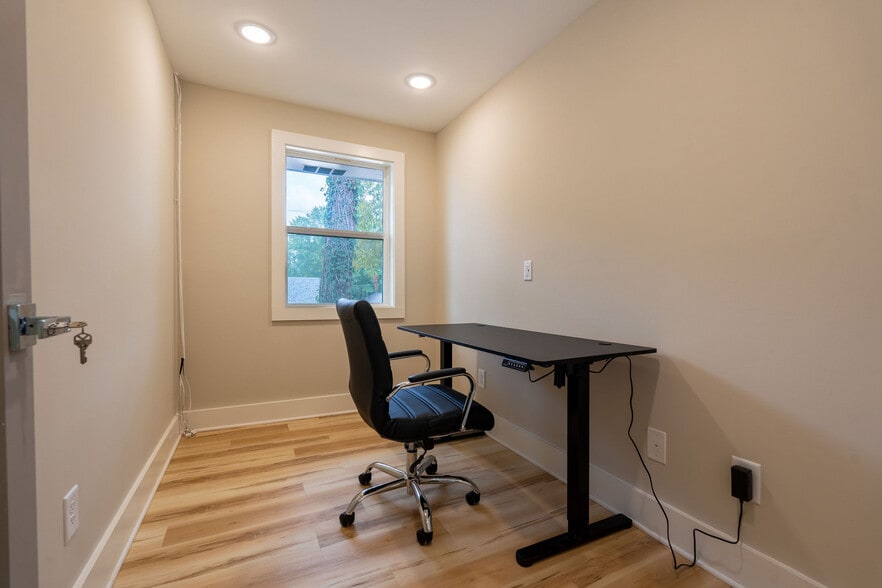 More Photos Of 608 Mauldin Dr, Woodstock Office For Lease