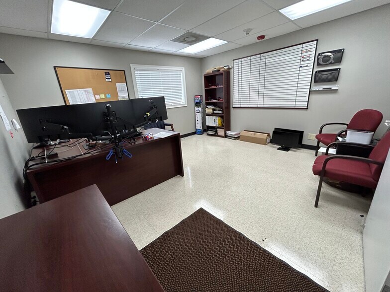 More Photos Of 1440 Spindletop Rd, Beaumont Office For Lease