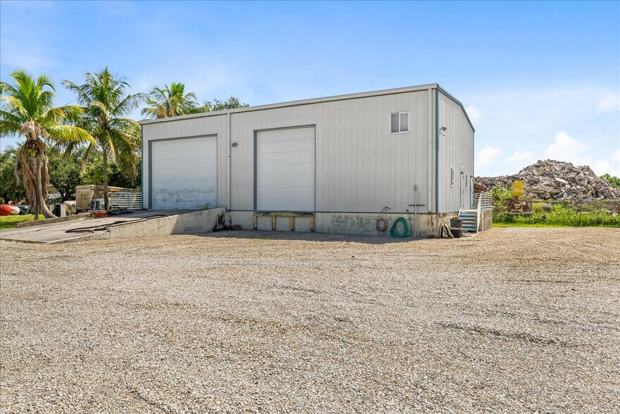 More Photos Of 3596 Prospect Ave, Naples Warehouse For Lease