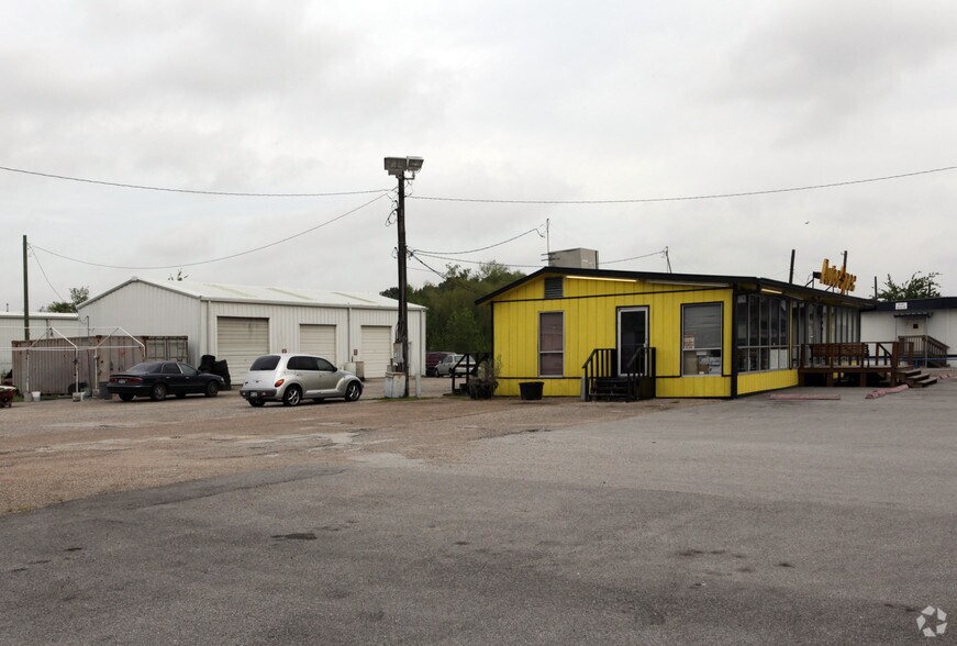 More Photos Of 8479 North Fwy, Houston Auto Repair For Lease