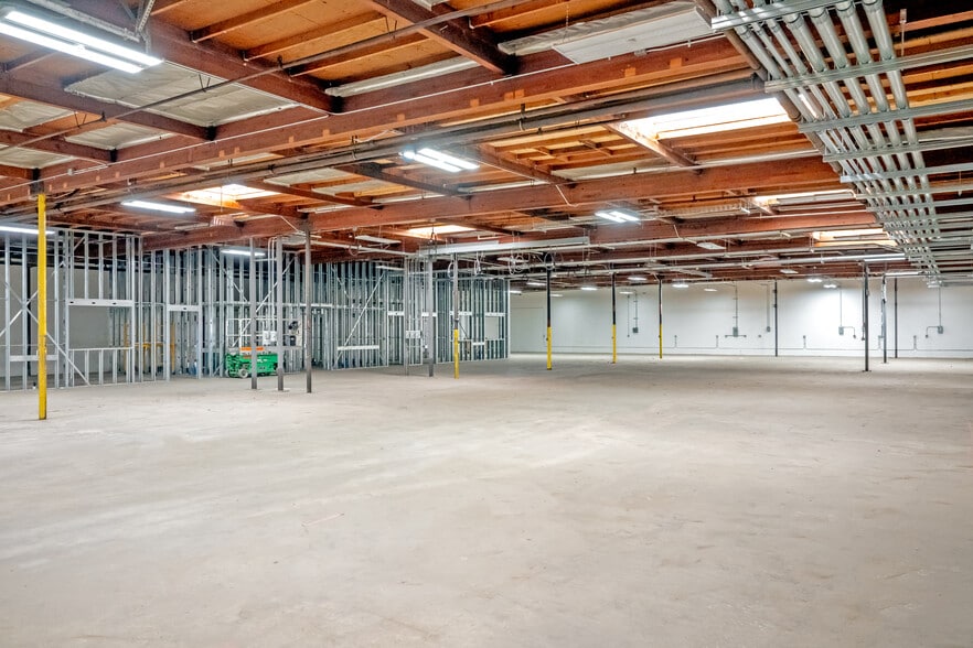 More Photos Of 13340 Raymer St, North Hollywood Manufacturing For Sale