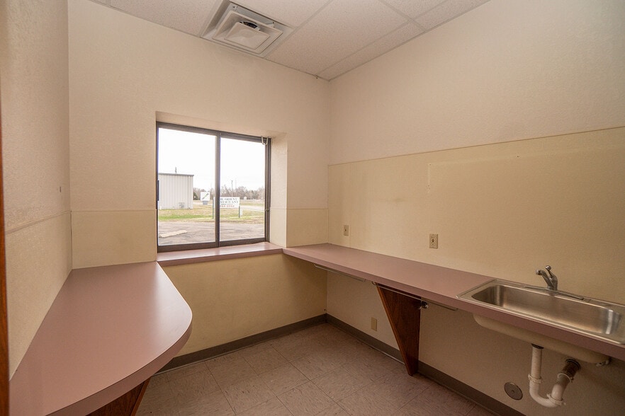 More Photos Of 520 S Ramsey Dr, Valley Center Freestanding For Sale