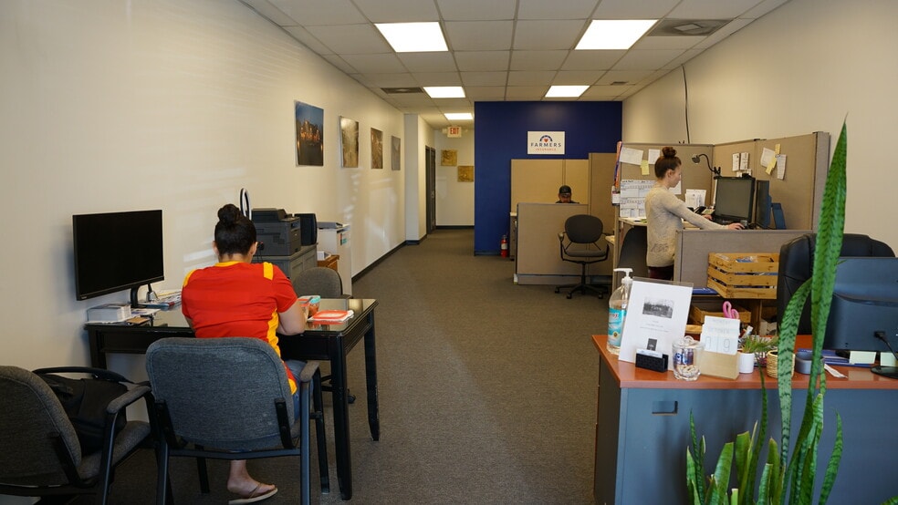 More Photos Of 7400-7440 NW River Park Dr, Parkville General Retail For Lease