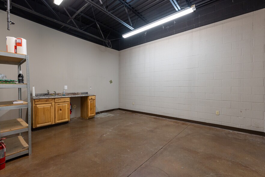More Photos Of 8445 N Main St, Kansas City Freestanding For Lease