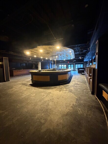 More Photos Of 710 W 6th St, Austin Bar For Lease