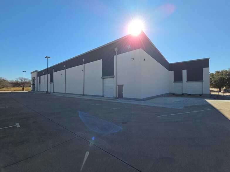 More Photos Of 8221 Royal Ridge Pky, Irving Warehouse For Lease