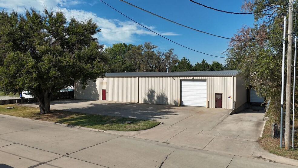 Primary Photo Of 1637 S Baehr St, Wichita Warehouse For Sale