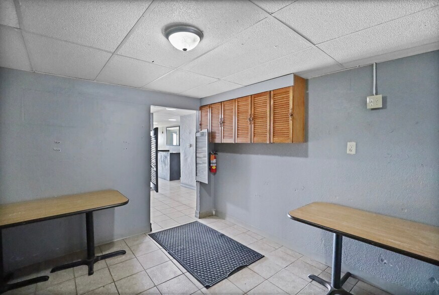 More Photos Of 1850 Easton Blvd, Des Moines Storefront Retail Residential For Sale