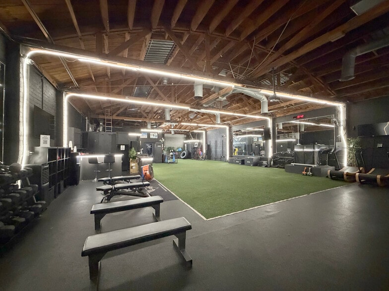 More Photos Of 6610 Lexington Ave, Los Angeles Showroom For Lease