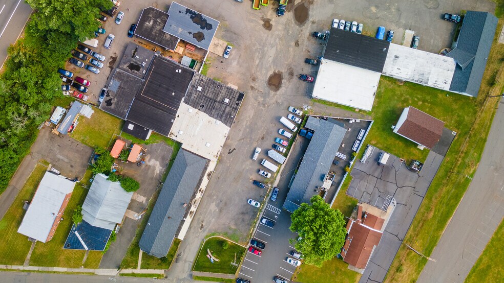 More Photos Of 59 Old Broadway E, North Haven Showroom For Sale