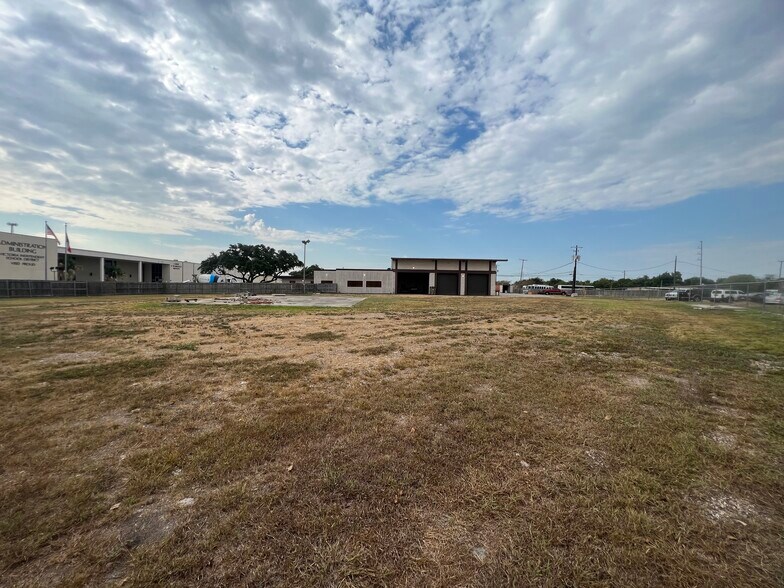 More Photos Of 205 Profit Dr, Victoria Showroom For Sale