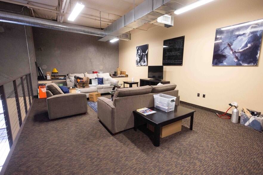 More Photos Of 2222 W Parkside Ln, Phoenix Light Manufacturing For Sale