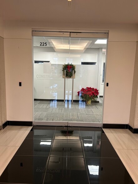 More Photos Of 2250 E Devon Ave, Des Plaines Medical For Lease