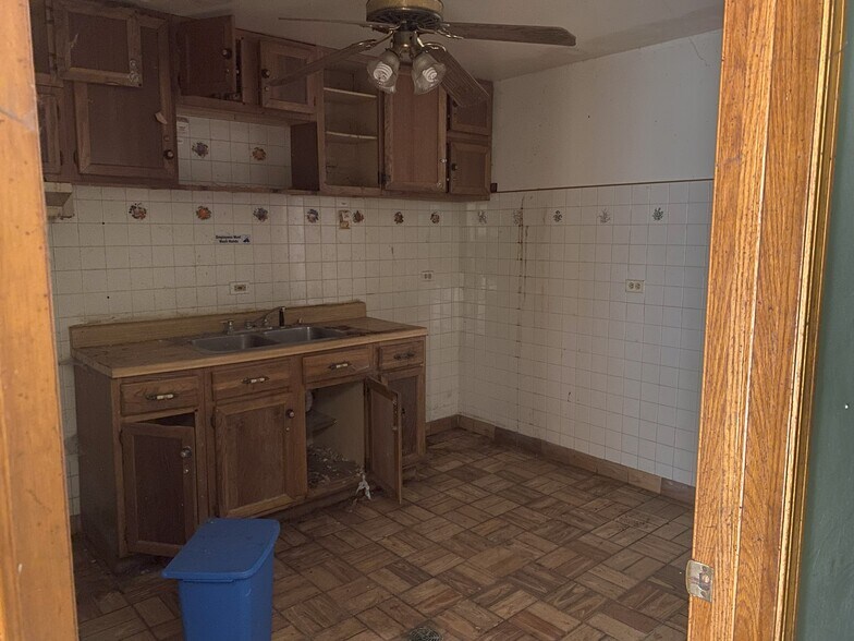 More Photos Of 5424-5428 25th St, Cicero Industrial For Sale