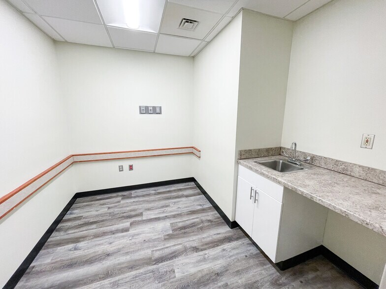 More Photos Of 4820 S Arrowhead Dr, Independence Medical For Lease