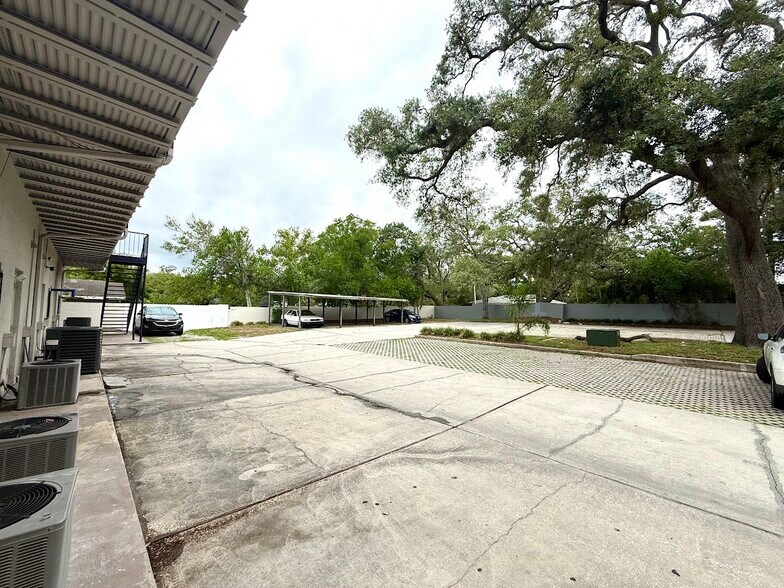 More Photos Of 1005 W Busch Blvd, Tampa Freestanding For Sale