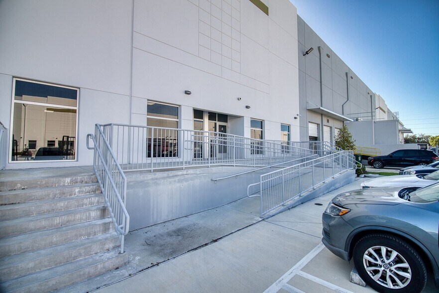 More Photos Of 3042 NW 73rd St, Miami Distribution For Lease