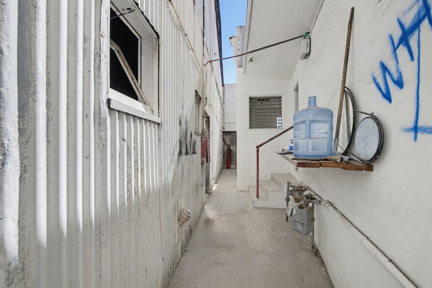 More Photos Of 13831 Ventura Blvd, Sherman Oaks Storefront For Sale