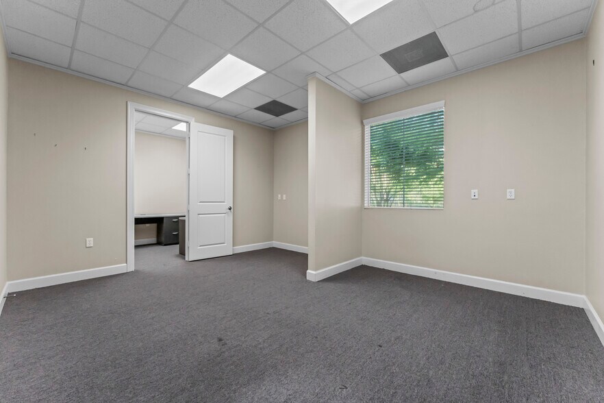 More Photos Of 26203 Oak Ridge Dr, Spring Office For Sale