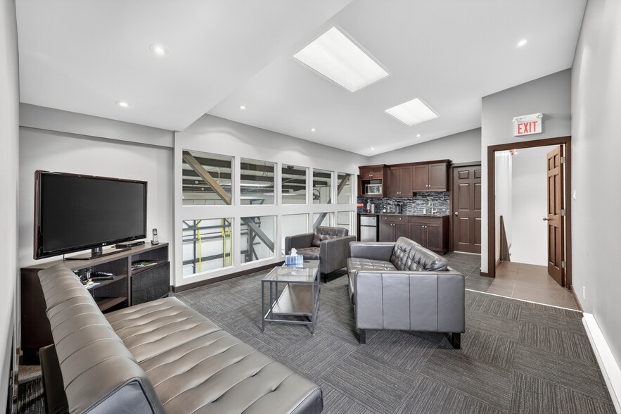 More Photos Of 624 Dehavilland Way, Calgary Airplane Hangar For Sale