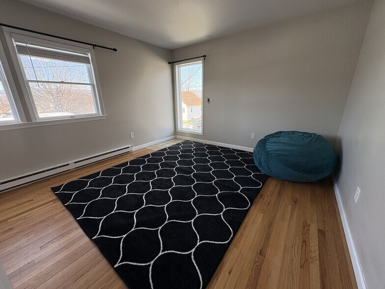 More Photos Of 9 Esther St, Throop Specialty For Lease