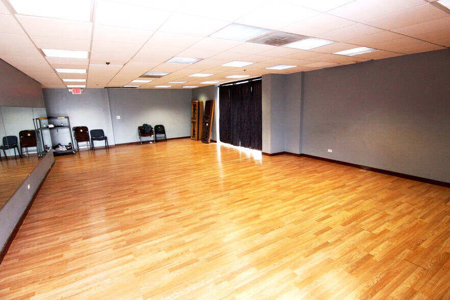 More Photos Of 1300 Irving Park Rd, Streamwood General Retail For Sale