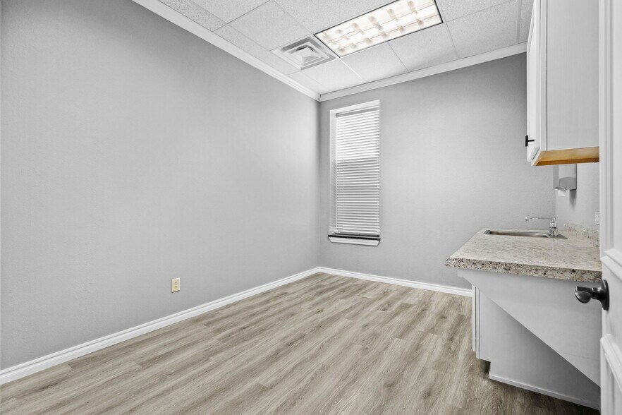 More Photos Of 2402 S 29th St, Chickasha Office For Sale